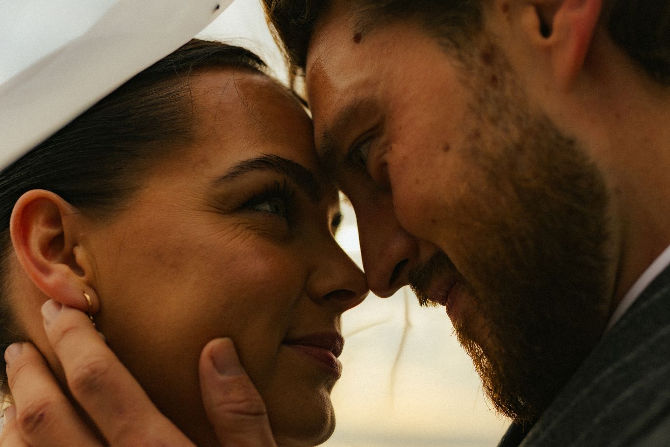 Gros plan d'un couple nez contre nez se regardant dans les yeux